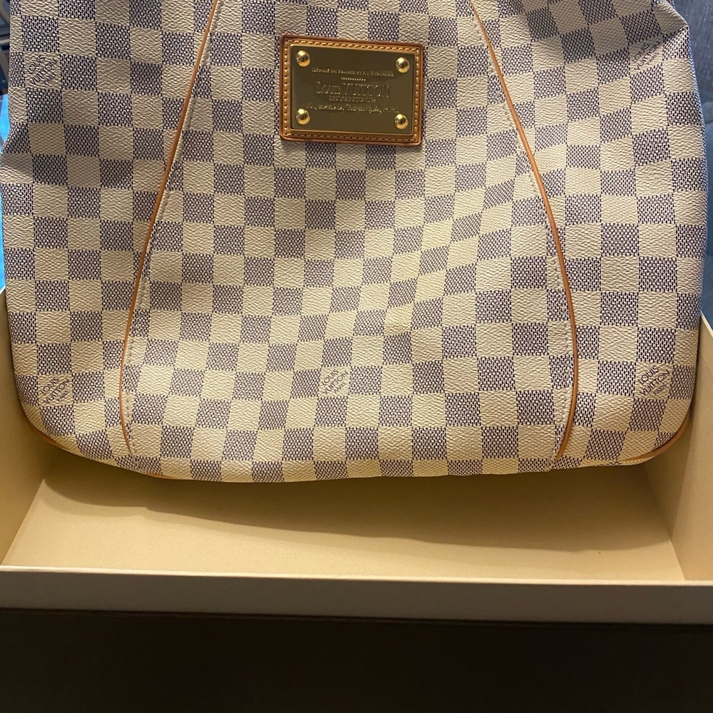 Louis Vuitton - Picture 3 of 5